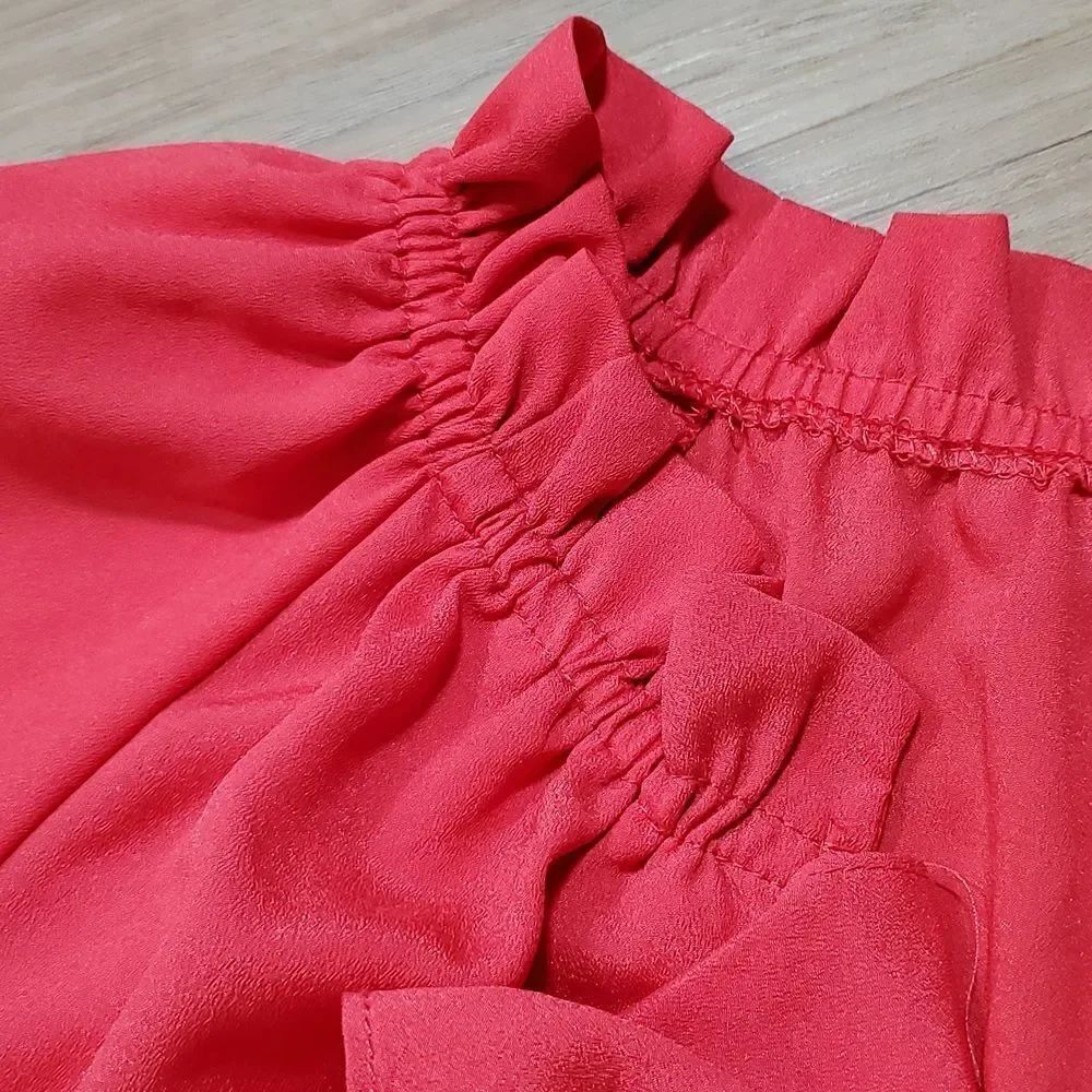 🔺️Pretty Good Red Buttoned & Ruffled Front Sleeveless Top Large - Picture 3 of 10